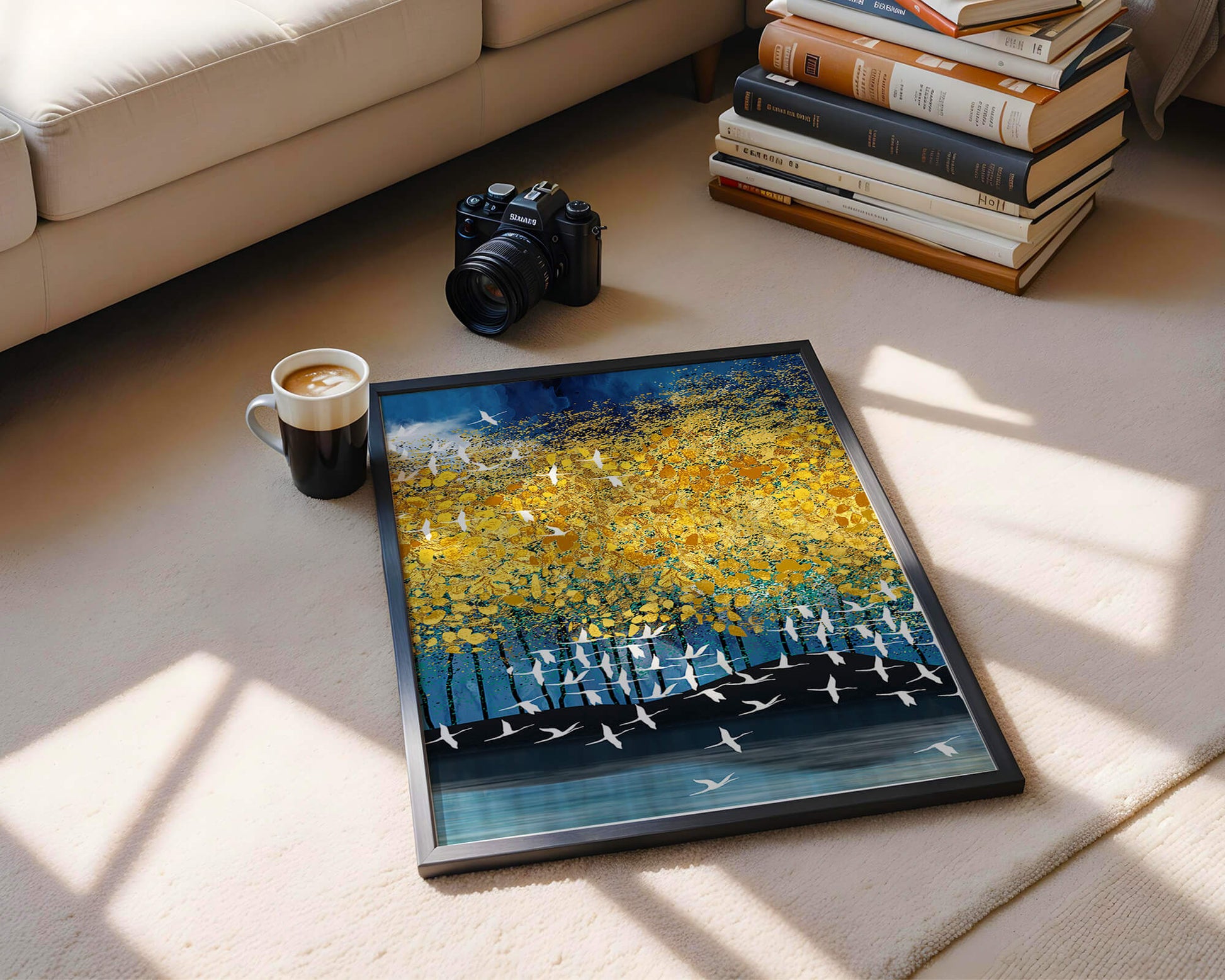 Paisaje abstracto con follaje dorado y pájaros volando