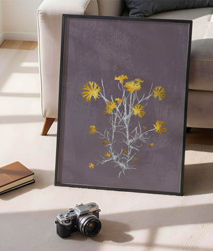 Gelbe Blumen vor einem strukturierten violetten Hintergrund