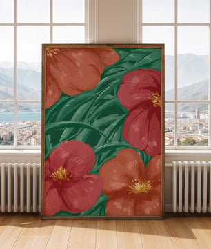 Lebendige Blumenkomposition mit roten und orangefarbenen Blüten auf grünem Laub