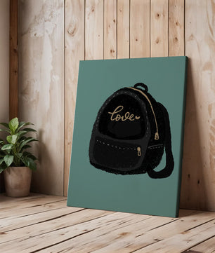 Elegante mochila negra con detalles dorados e inscripción de amor
