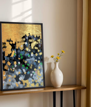 Arte abstracto con dorado y pinceladas coloridas