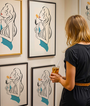 Ilustración estilizada de una mujer con una flor y elementos abstractos