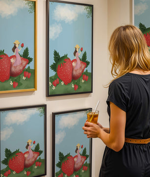 Ilustración encantadora de una niña en un campo de fresas