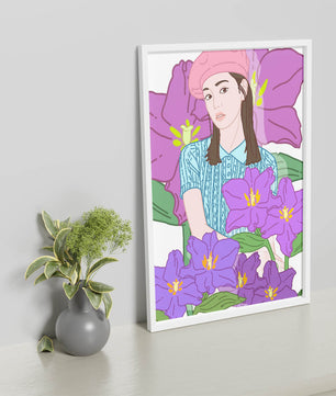 Jeune femme au béret rose avec illustration de fleurs violettes