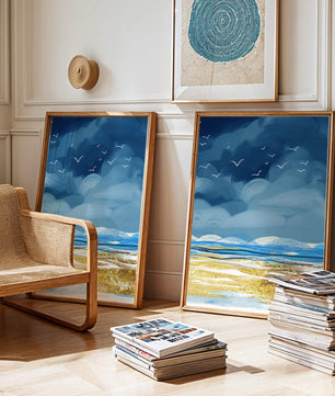 Meereslandschaft mit Vögeln in einer leuchtenden Blau- und Goldpalette