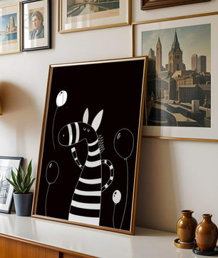 Cebra juguetona con globos en arte minimalista en blanco y negro