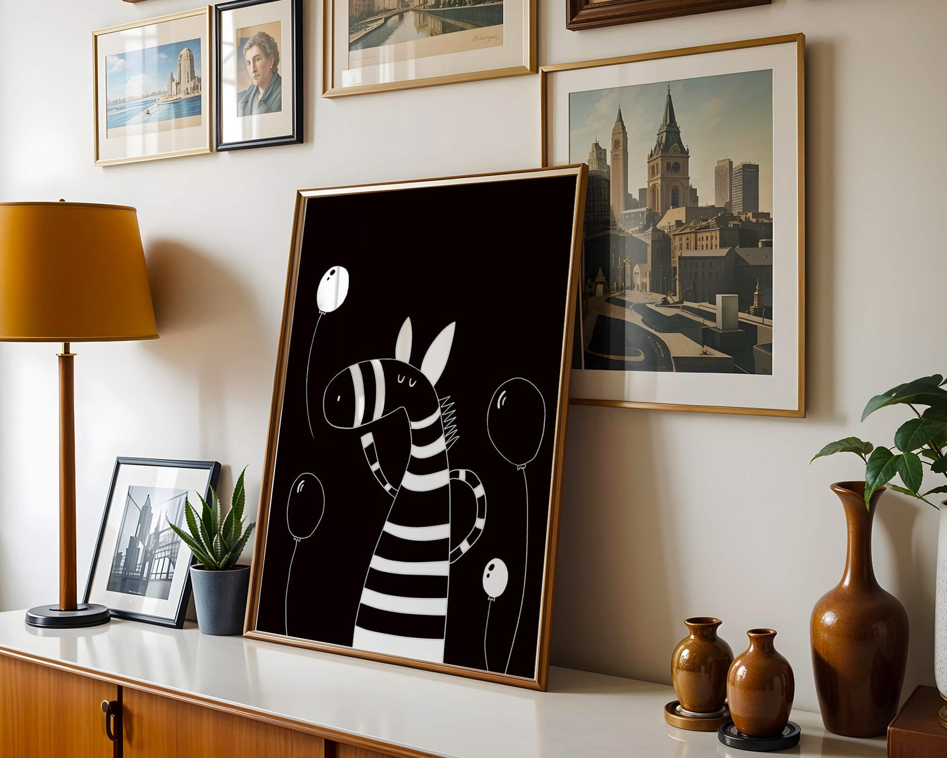 Cebra juguetona con globos en arte minimalista en blanco y negro