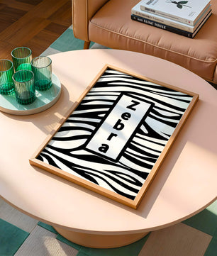 Diseño elegante de impresión de cebra con acento de texto en negrita
