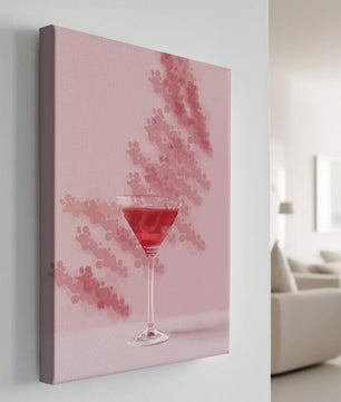 Elegante copa de cóctel roja sobre un fondo texturizado rosa