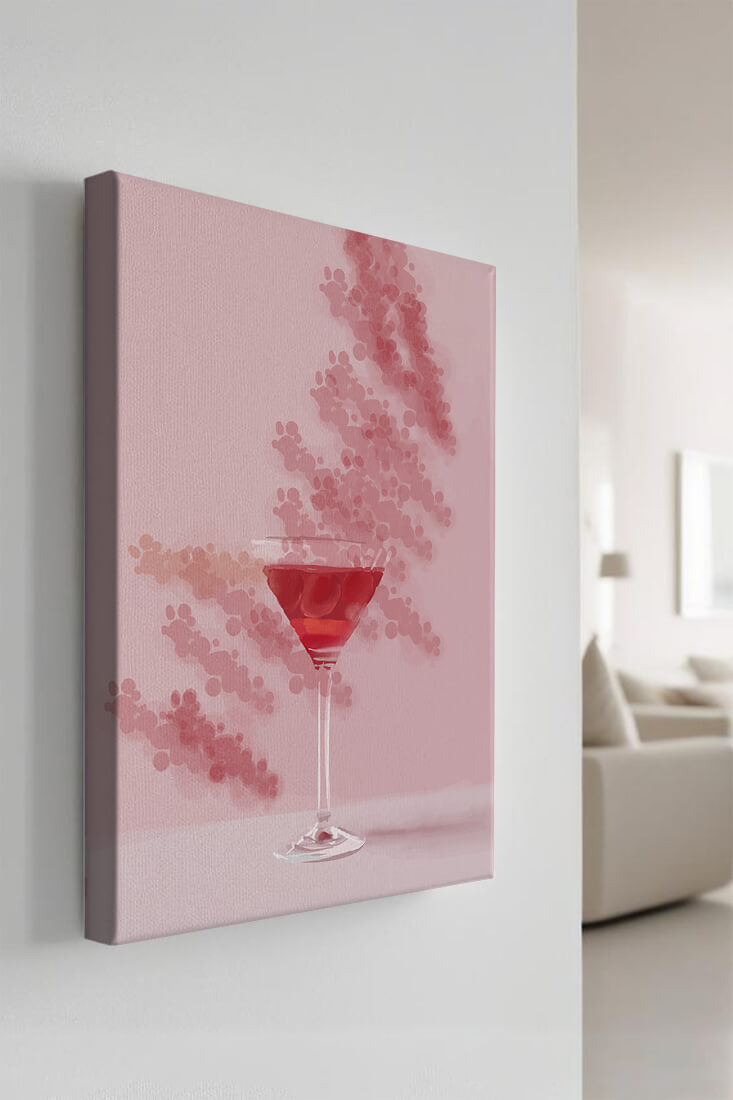 Elegante copa de cóctel roja sobre un fondo texturizado rosa