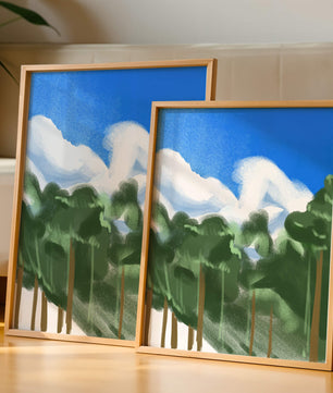 Malerische Waldlandschaft mit blauem Himmel und flauschigen Wolken