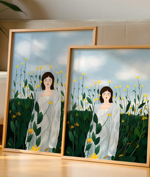 Femme en manteau blanc parmi les fleurs jaunes