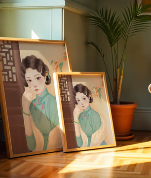 Elegante retrato de una mujer con atuendo tradicional y accesorios de jade