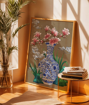Arreglo floral elegante en un jarrón de porcelana azul y blanco con magnolias