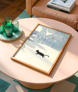 Paysage enneigé illustré avec un chat noir joueur et un oiseau dans un décor hivernal