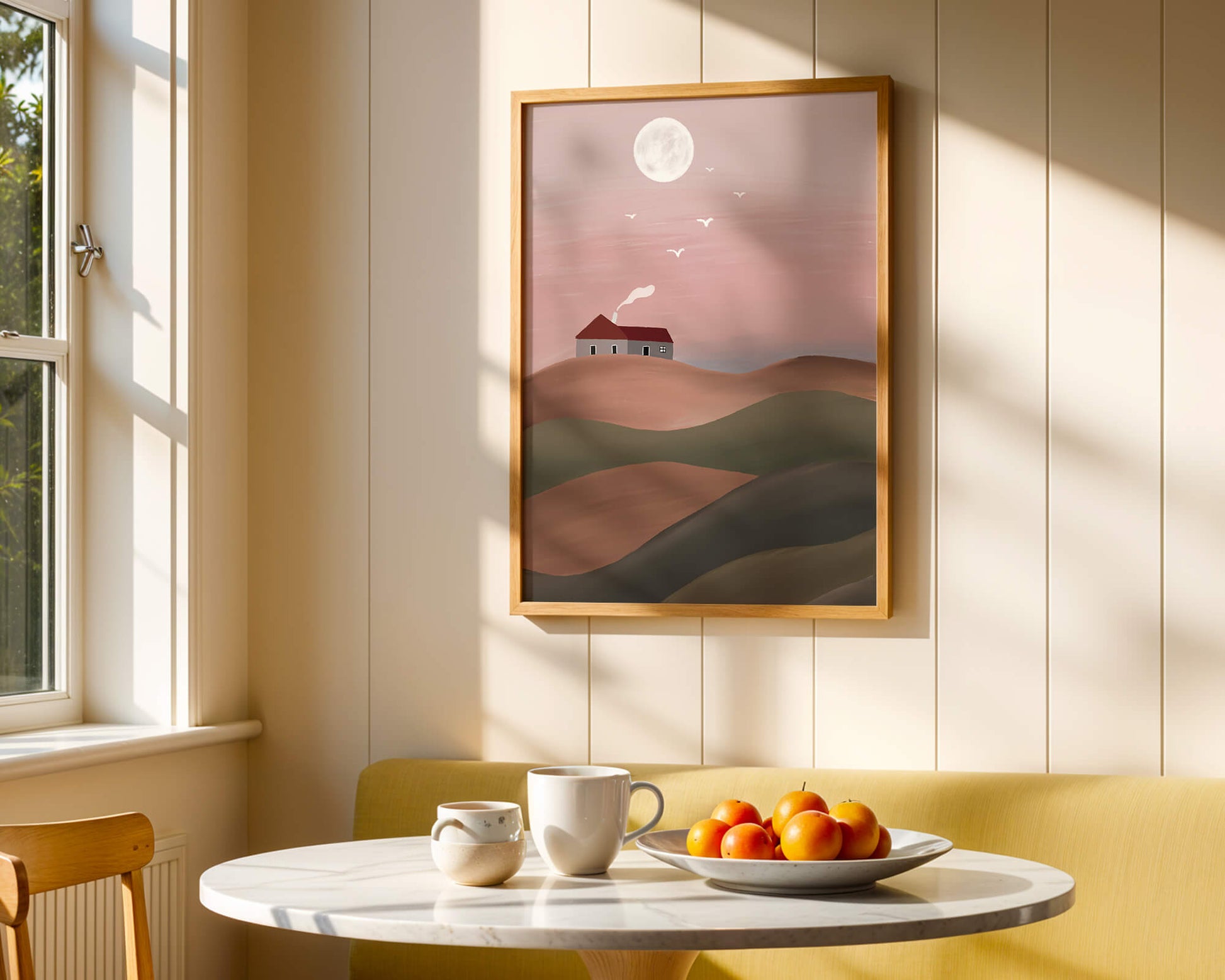 Casa en una colina rosa bajo la luna llena