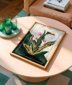 Abstrakte botanische Kunst mit rosa Calla-Lilien und goldenen Blättern