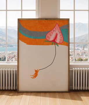 Gato naranja colgando de un globo en forma de corazón sobre fondo abstracto
