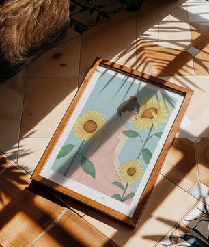 Ilustración de una mujer en un vestido rosa con girasoles