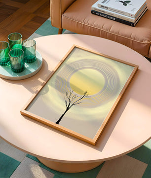 Silueta estilizada de un árbol con círculos concéntricos y un sol grande