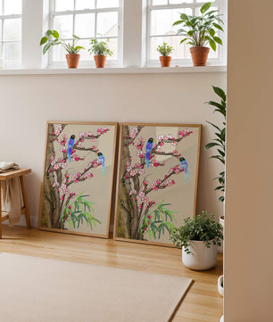 Illustration sereine d’oiseaux sur des branches en fleurs avec des feuilles de bambou