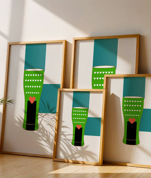 Jarrón verde con patrón de corazón y diseño minimalista