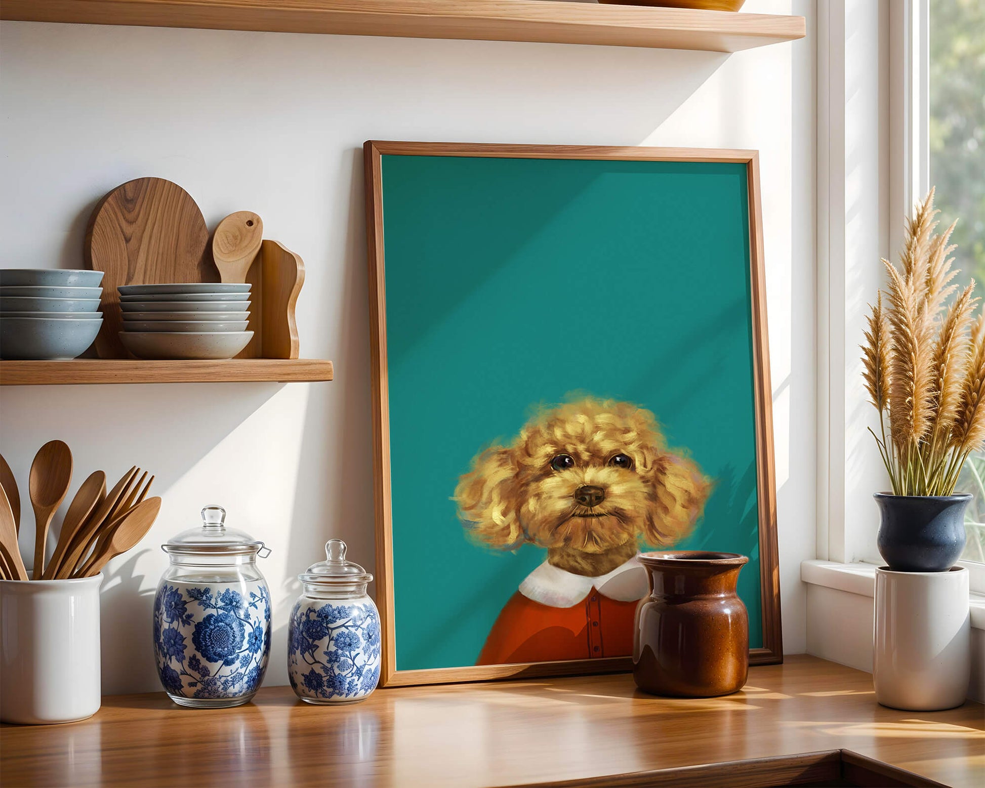 Portrait de caniche charmant en tenue de fête sur fond turquoise