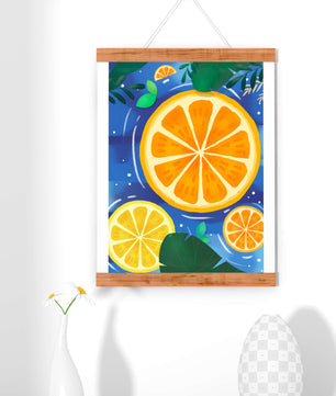 Rodajas de cítricos coloridas sobre fondo azul con hojas tropicales