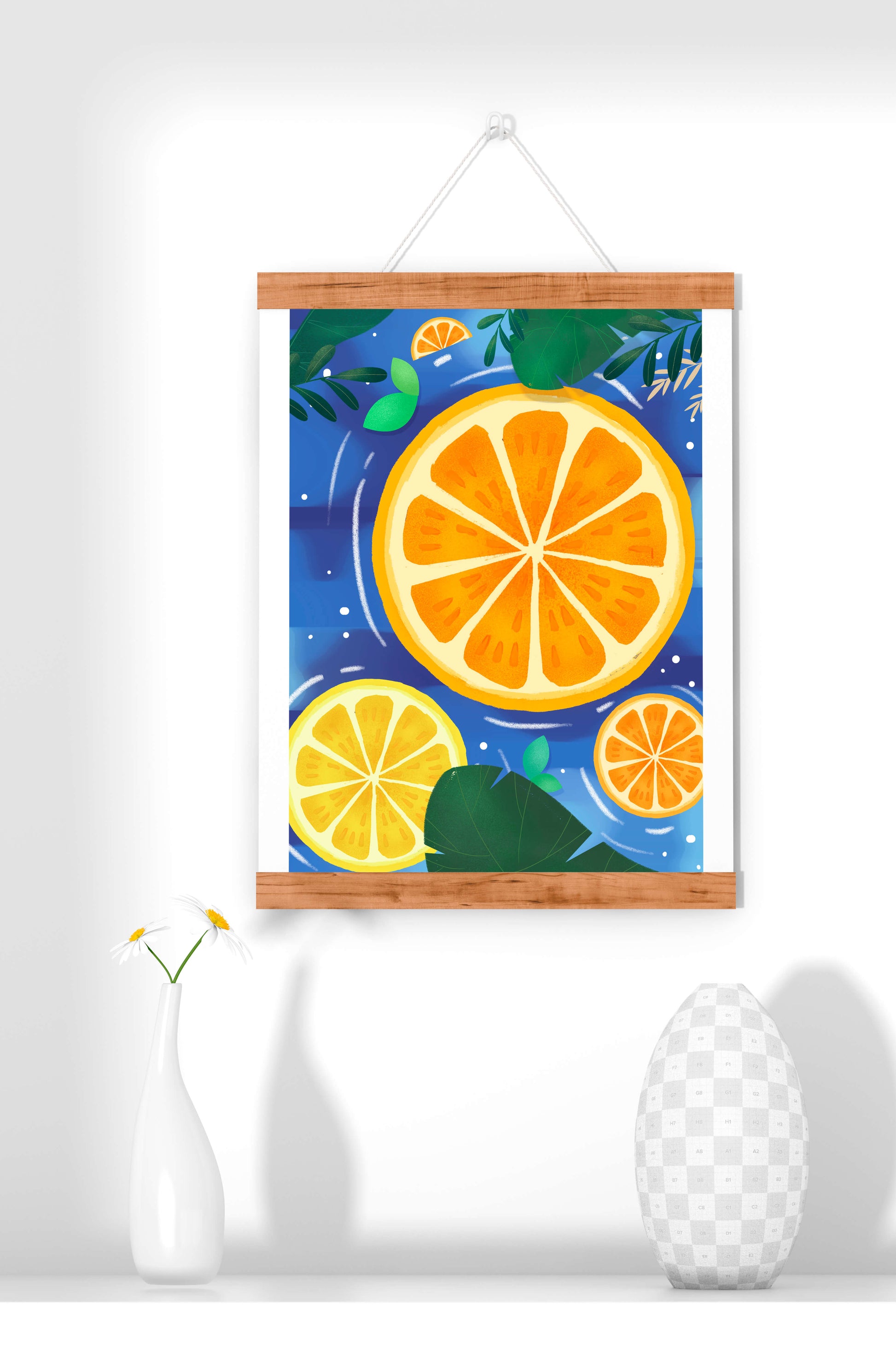 Rodajas de cítricos coloridas sobre fondo azul con hojas tropicales