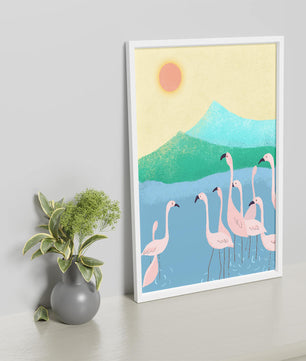 Friedliche Szene mit Flamingos in einer ruhigen Landschaft mit Bergen und Sonnenuntergang