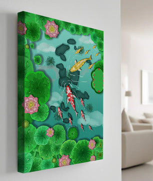 Étang à carpes koï vibrant avec des fleurs de lotus et des nénuphars verts