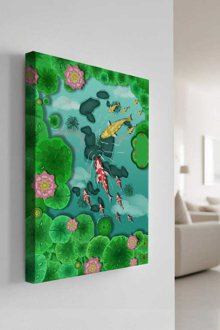 Étang à carpes koï vibrant avec des fleurs de lotus et des nénuphars verts