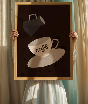 Taza de café minimalista con jarra vertiendo sobre fondo oscuro