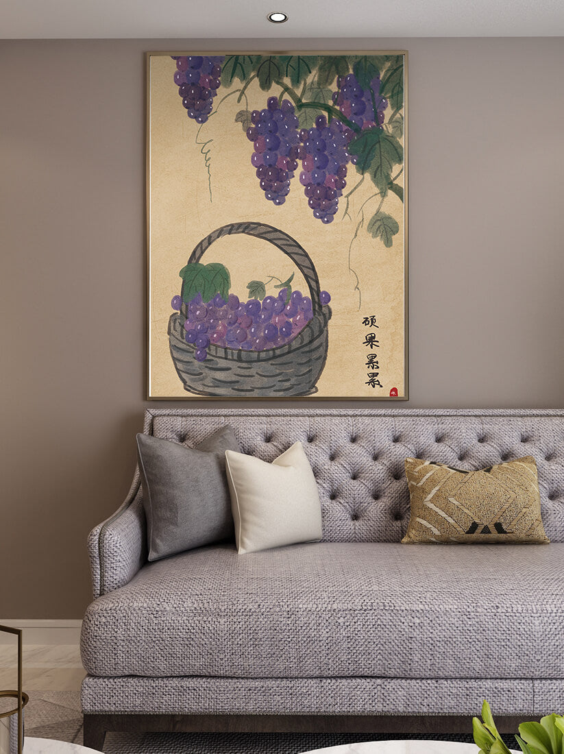 Cesta de uvas con hojas de parra al estilo tradicional