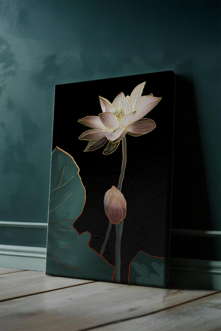 Flor de loto con acentos dorados sobre fondo oscuro.