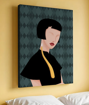 Femme élégante aux cheveux courts et boucles d’oreilles dorées sur un fond à motifs