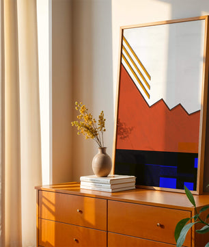 Abstrakte geometrische Komposition mit goldenen Akzenten und kräftigen Farben