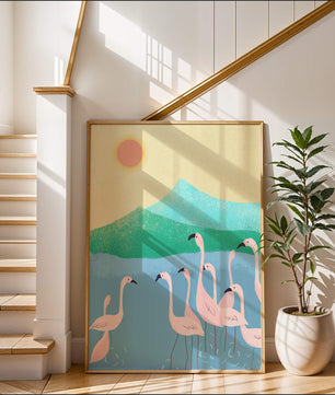 Friedliche Szene mit Flamingos in einer ruhigen Landschaft mit Bergen und Sonnenuntergang