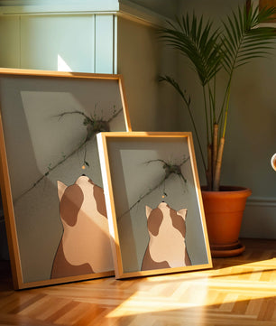 Chat observant une fleur poussant sur un mur fissuré