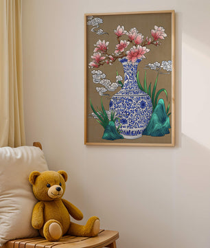 Arreglo floral elegante en un jarrón de porcelana azul y blanco con magnolias