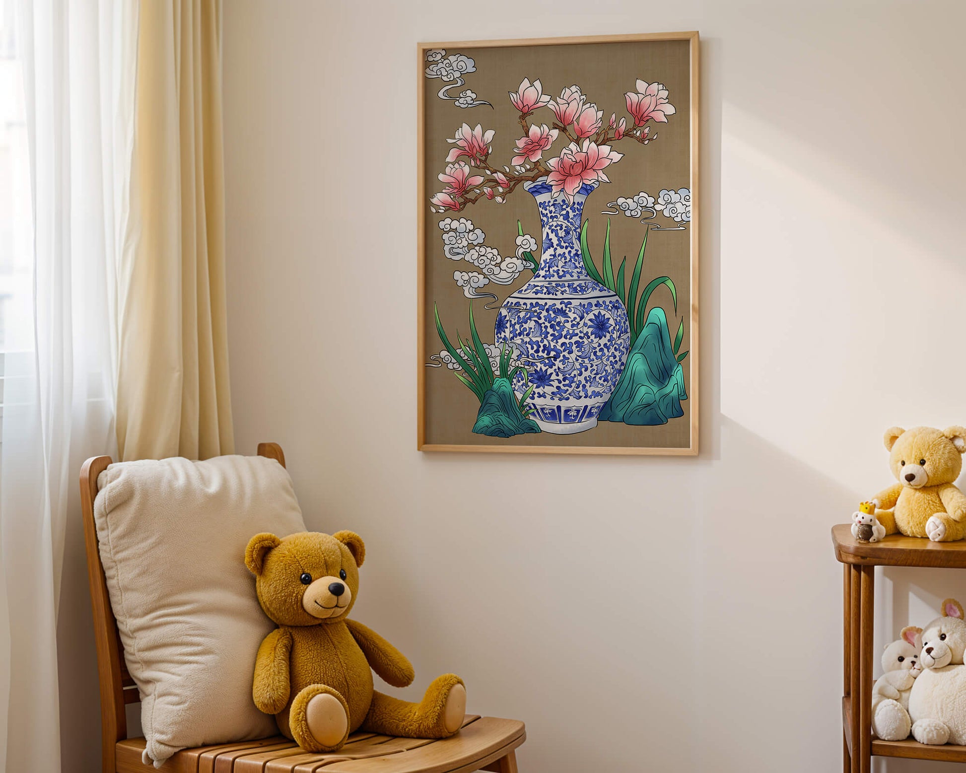 Elegante arreglo floral en jarrón de porcelana azul y blanca con magnolias.