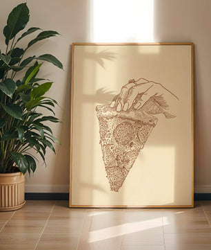 Mano sosteniendo una ilustración detallada de una porción de pizza vintage