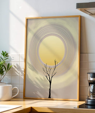 Silueta estilizada de un árbol con círculos concéntricos y un sol grande