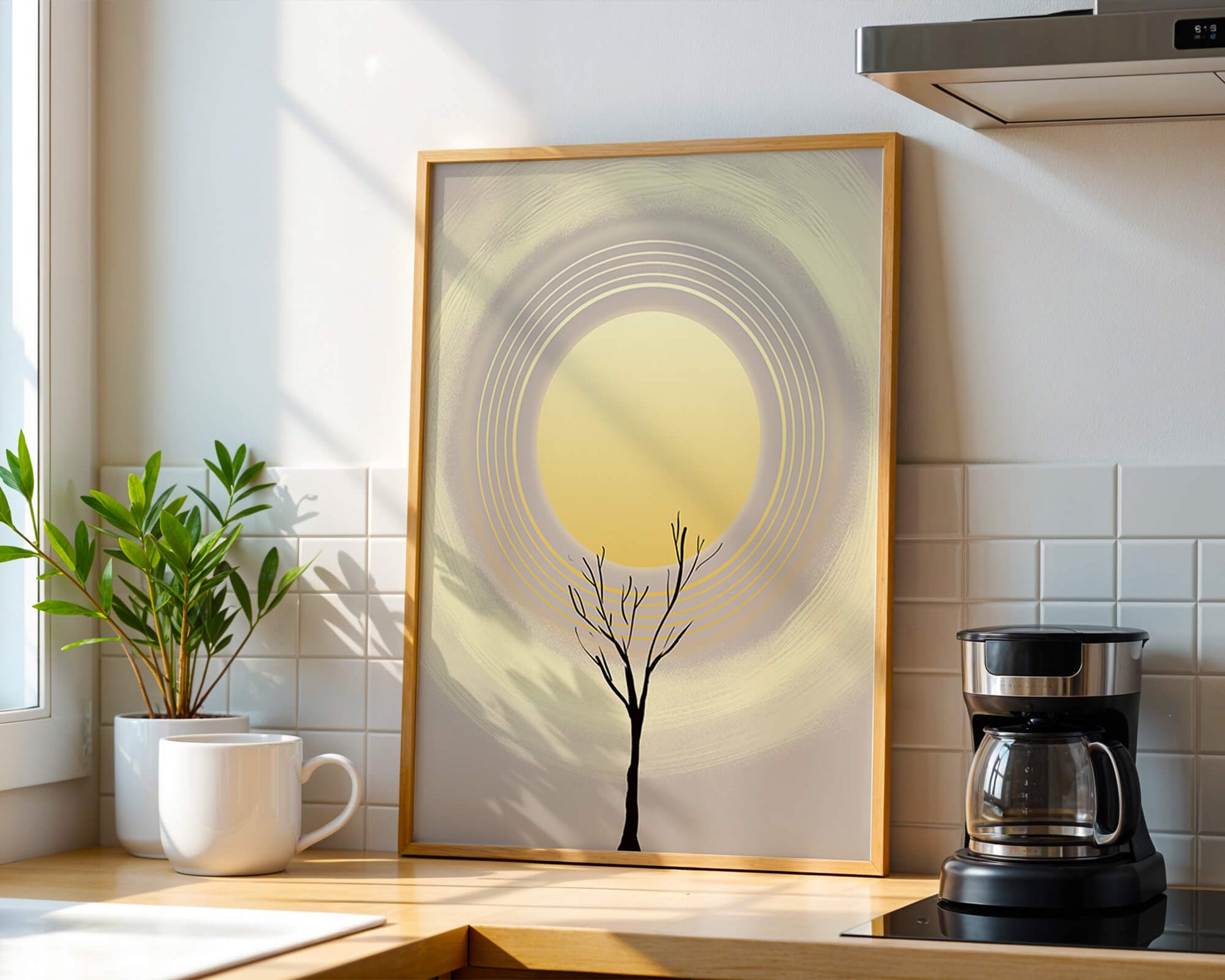 Silueta estilizada de un árbol con círculos concéntricos y un sol grande