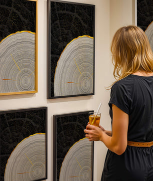 Abstract Wood Grain Pattern with Gold Accents on Black Background - Mi tienda