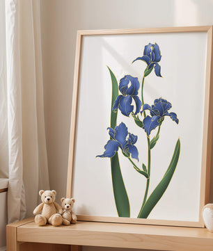Flores de lirio azul elegantes con acentos dorados sobre un fondo blanco