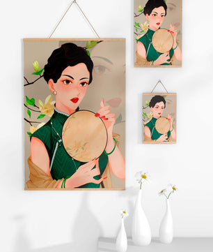 Mujer elegante con vestido tradicional sosteniendo un abanico decorativo con flores de magnolia