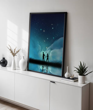 Pareja romántica paseando bajo la noche estrellada con reflejos celestiales