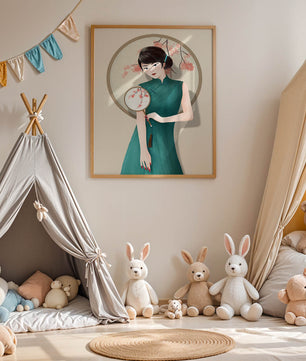 Elegante Illustration einer Frau in traditioneller Kleidung mit einem Fächer mit Kirschblüten