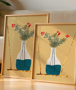 Vase avec des fleurs rouges et des accents dorés